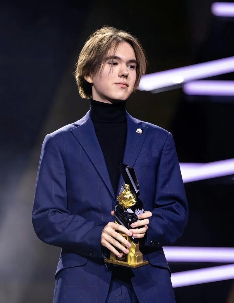 B8 对阵 Imperial ， Heroic 在 BLAST.tv Austin Major 2025 开幕战中与 Chinggis Warriors 交锋